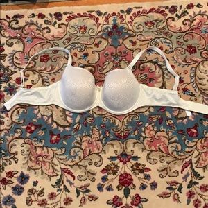 Never Worn Chantelle Bra White Solid Lace